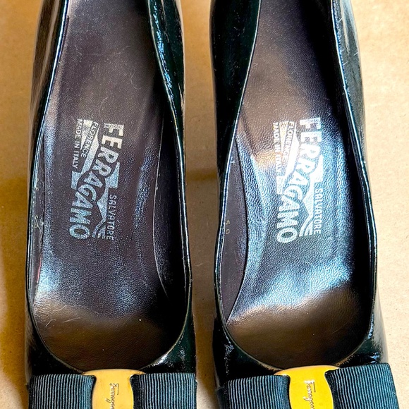 Gorgeous Salvatore Ferragamo Black Patent Leather Vara Bow Pumps Sz. 8 - Picture 2 of 4